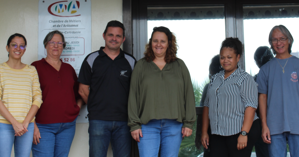 Elus CMA-NC debout devant l'antenne de la Foa